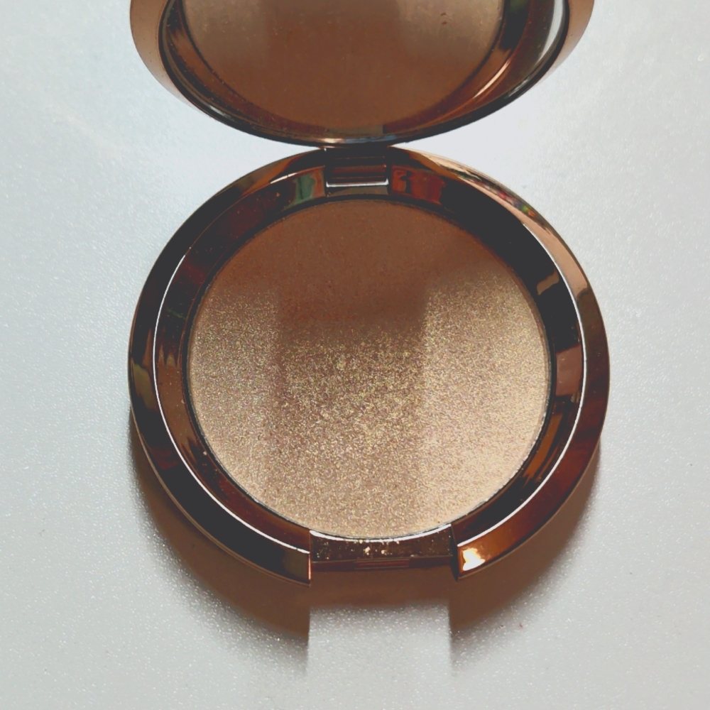 Becca Pearl Flashes Gold Light Chaser Highlight